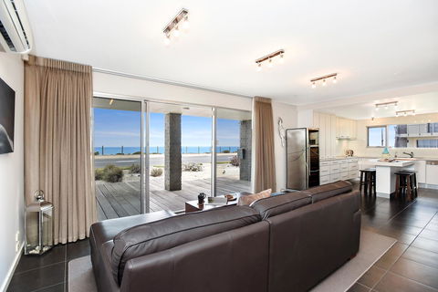 Esplanade Escape - VIC Tourism 1