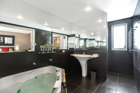 Esplanade Escape - VIC Tourism 7