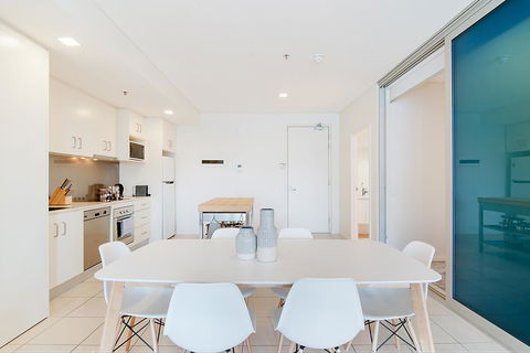 Stylish And Comfortable, Views Over Gouger St! - VIC Tourism 6