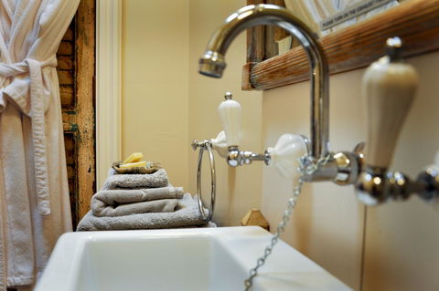 Athelney Cottage Bed And Breakfast - VIC Tourism 9