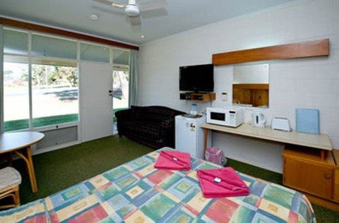 Barmera Lake Resort Motel - VIC Tourism 15