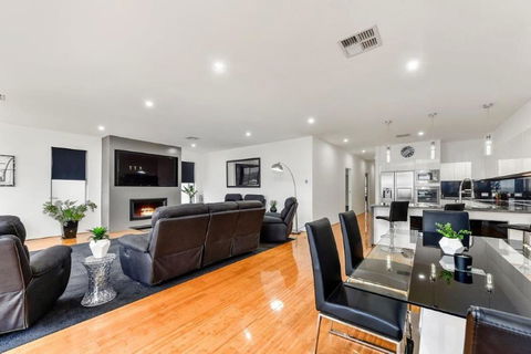 BENGALEE EXECUTIVE TOWNHOUSE- MODERN & STYLISH - VIC Tourism 3