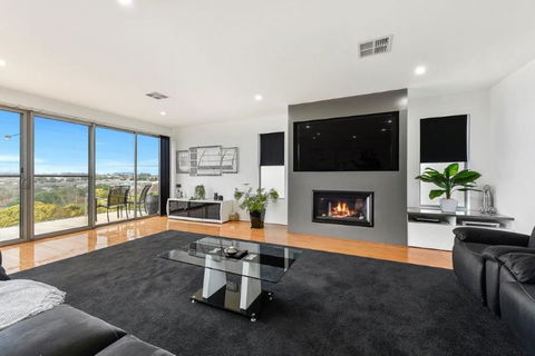 BENGALEE EXECUTIVE TOWNHOUSE- MODERN & STYLISH - VIC Tourism 5