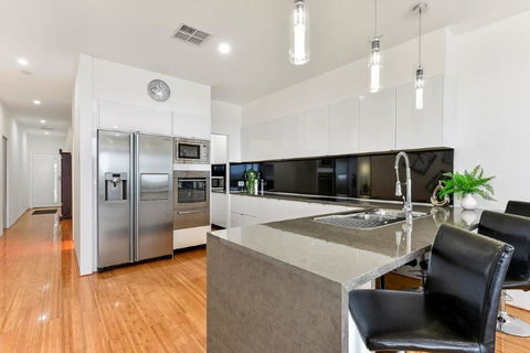 BENGALEE EXECUTIVE TOWNHOUSE- MODERN & STYLISH - VIC Tourism 4