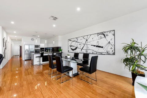 BENGALEE EXECUTIVE TOWNHOUSE- MODERN & STYLISH - VIC Tourism 12