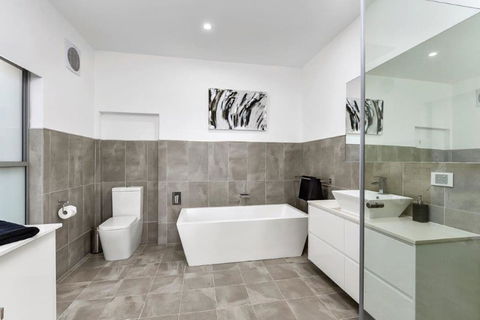 BENGALEE EXECUTIVE TOWNHOUSE- MODERN & STYLISH - VIC Tourism 8