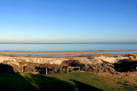 Luxurious 3 Bedroom Beachfront - Panoramic Views - VIC Tourism 13