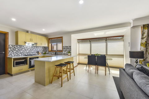 City Four Apartment - VIC Tourism 0