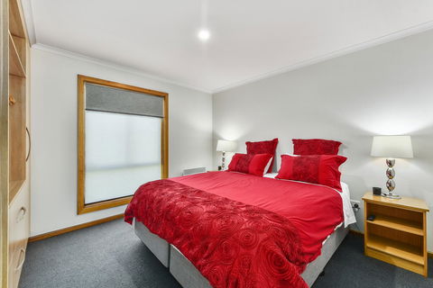 City Four Apartment - VIC Tourism 3