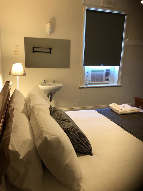 Cornwall Hotel - VIC Tourism 5