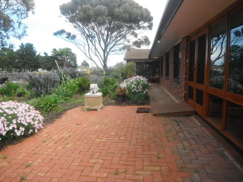 Linger Longer Vineyard - VIC Tourism 11