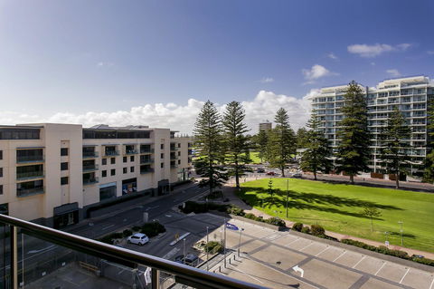 Glenelg Holiday Apartments-Pier - VIC Tourism 7