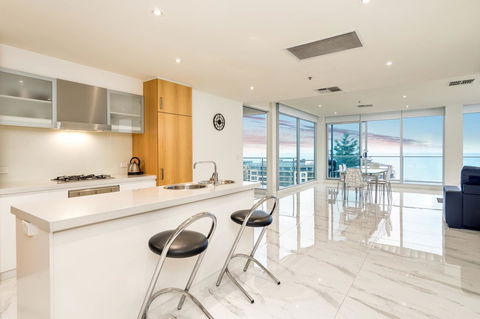 Glenelg Skyline Beachfront Penthouse, Adelaide - VIC Tourism 9