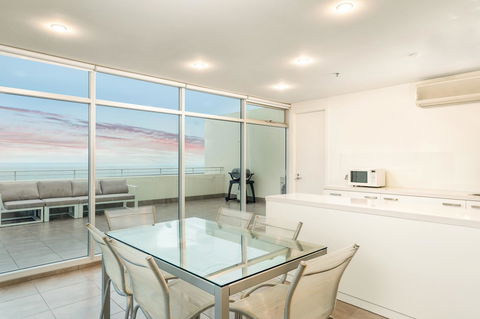 Glenelg Skyline Beachfront Penthouse, Adelaide - VIC Tourism 6