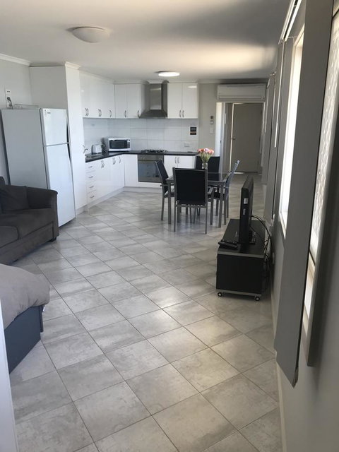 Beachside & Jetty View Apartment 6 - Captain\'s Apt - VIC Tourism 4