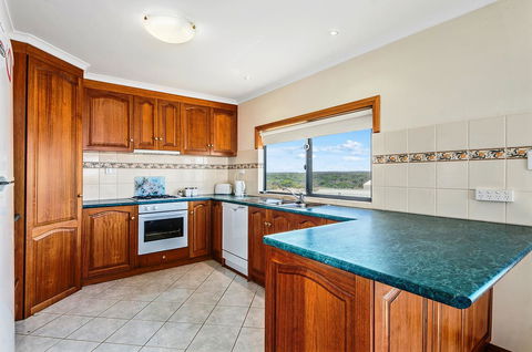 Rocks Retreat House With Sea Views - VIC Tourism 10