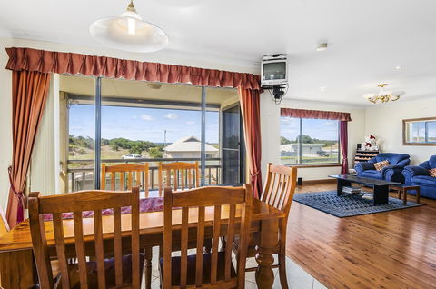 Rocks Retreat House With Sea Views - VIC Tourism 14