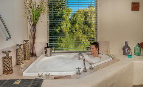 Chimes Spa Retreat - VIC Tourism 15
