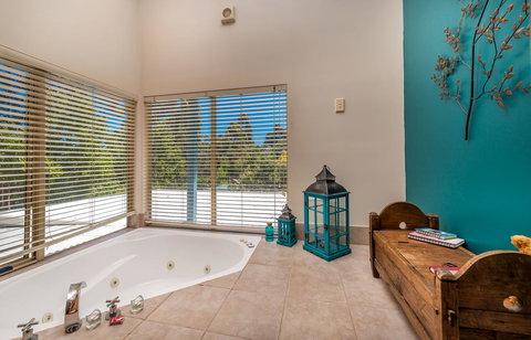 Chimes Spa Retreat - VIC Tourism 9