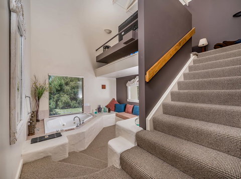 Chimes Spa Retreat - VIC Tourism 17