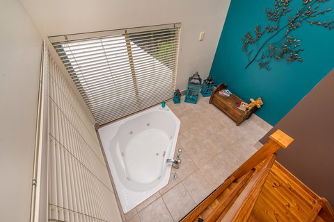 Chimes Spa Retreat - VIC Tourism 11