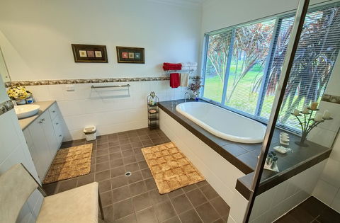 Glenelg On King Bed & Breakfast - VIC Tourism 3