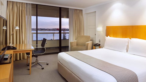 Crowne Plaza Perth, An IHG Hotel - VIC Tourism 3