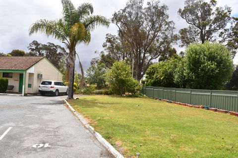 Mount Barker Valley Views Motel & Chalets, Western Australia - VIC Tourism 21