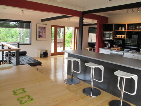 Pendeli Beach House - VIC Tourism 3