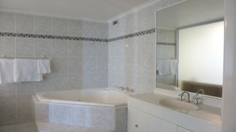 Darling Harbor Apartment - VIC Tourism 3
