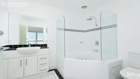 Blue Horizons, Unit 808, 41-45 Shoal Bay Road - VIC Tourism 14