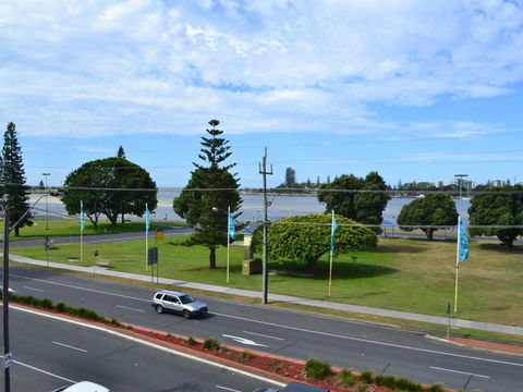 Oxley 8 At Tuncurry - VIC Tourism 1