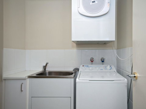 Messines Street, Breakwater Apartment, 104 - VIC Tourism 10