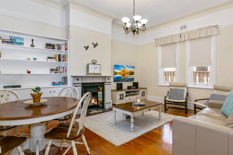 Oversized 2 Bedroom Manly Beach House - VIC Tourism 0