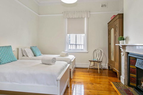 Oversized 2 Bedroom Manly Beach House - VIC Tourism 5