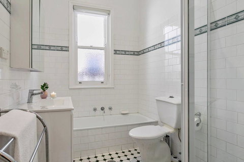 Oversized 2 Bedroom Manly Beach House - VIC Tourism 8