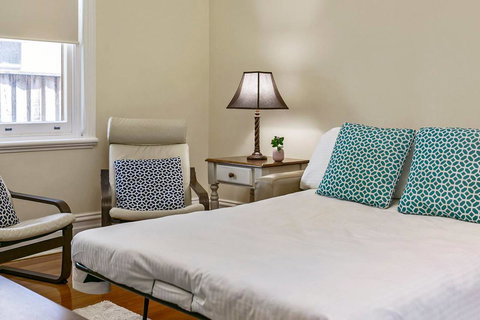 Oversized 2 Bedroom Manly Beach House - VIC Tourism 7