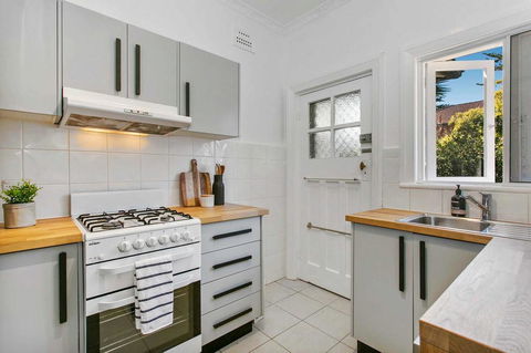 Seaspray - Manly Beach Apartment Close To The Sand - VIC Tourism 4
