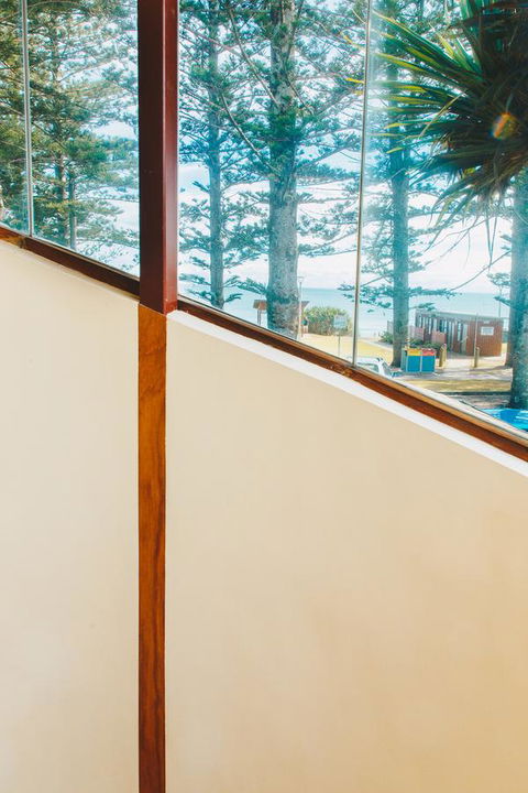 Beach Hotel Resort - VIC Tourism 34