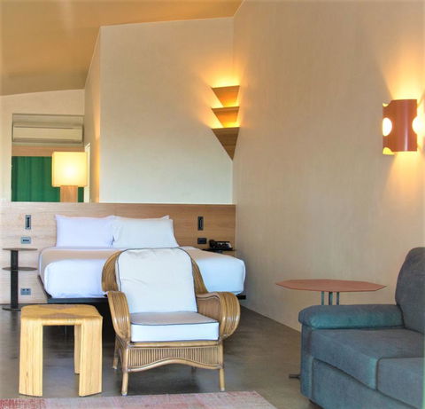 Beach Hotel Resort - VIC Tourism 9