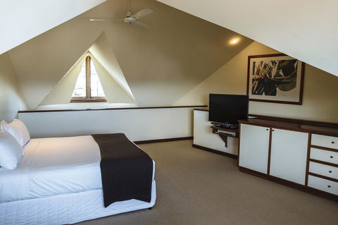 Beach Hotel Resort - VIC Tourism 44