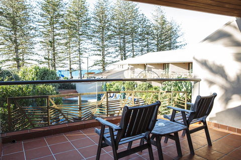 Beach Hotel Resort - VIC Tourism 2