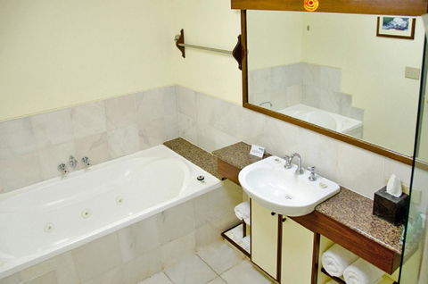 Beach Hotel Resort - VIC Tourism 39