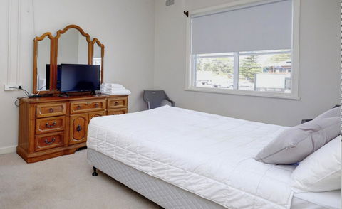Lakes And Ocean Hotel Forster - VIC Tourism 1