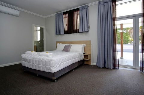 Lakes And Ocean Hotel Forster - VIC Tourism 19