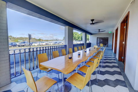 Lakes And Ocean Hotel Forster - VIC Tourism 7