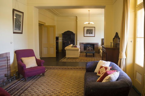 Hillview Heritage Hotel - VIC Tourism 11