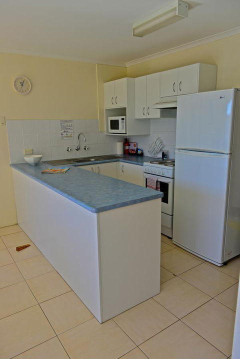 Beach House Holiday Apartments - VIC Tourism 12