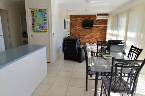 Beach House Holiday Apartments - VIC Tourism 8