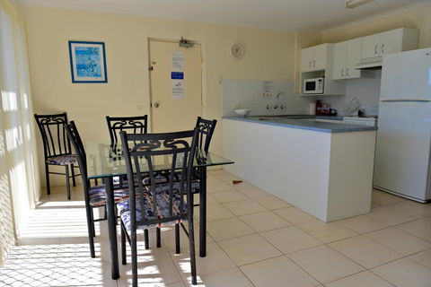 Beach House Holiday Apartments - VIC Tourism 11